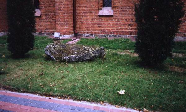 Czarci głaz na tle kościoła